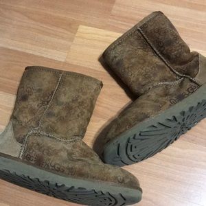 Rare UGG Classic Short UGG logo